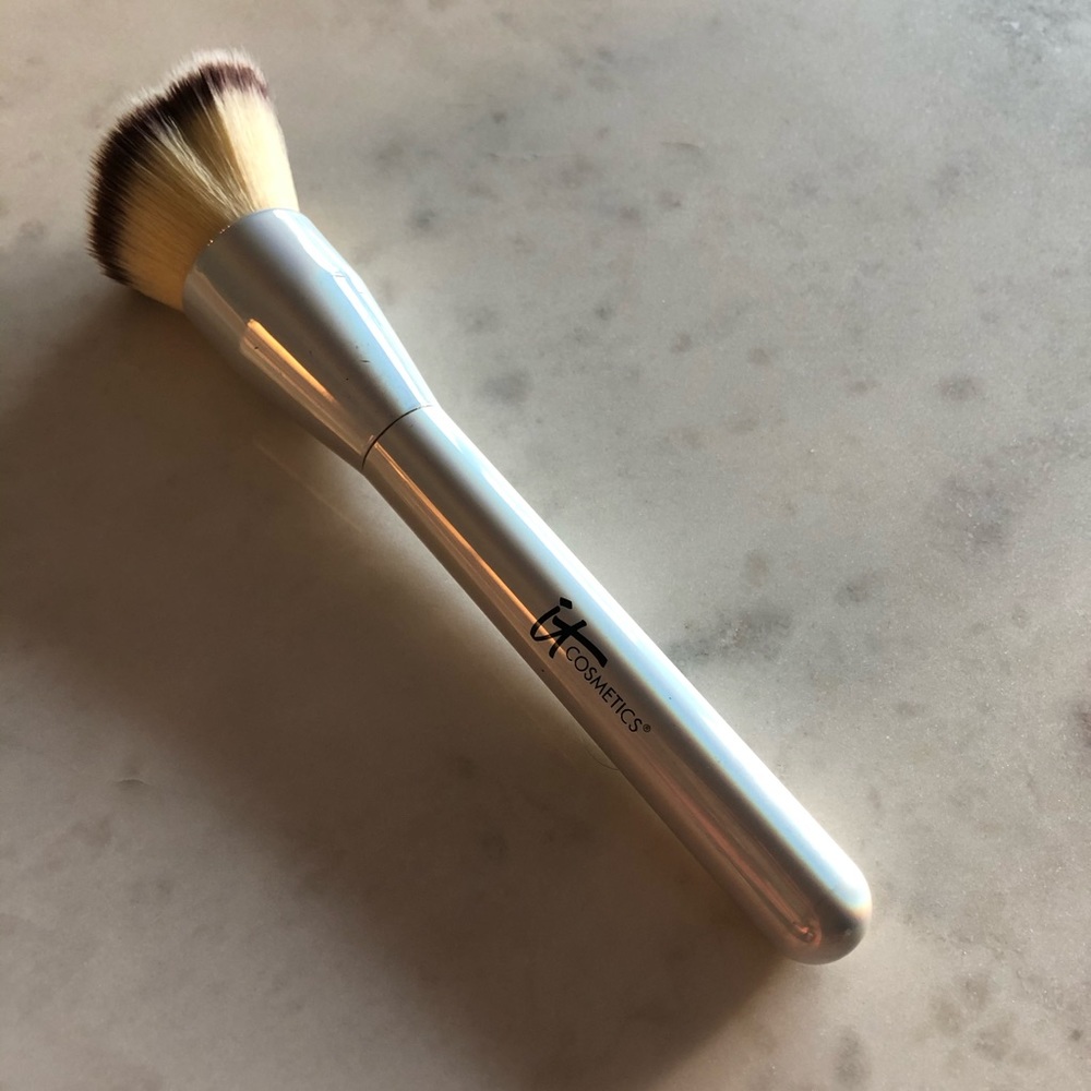 It Cosmetics Angled Buffing Foundation Brush